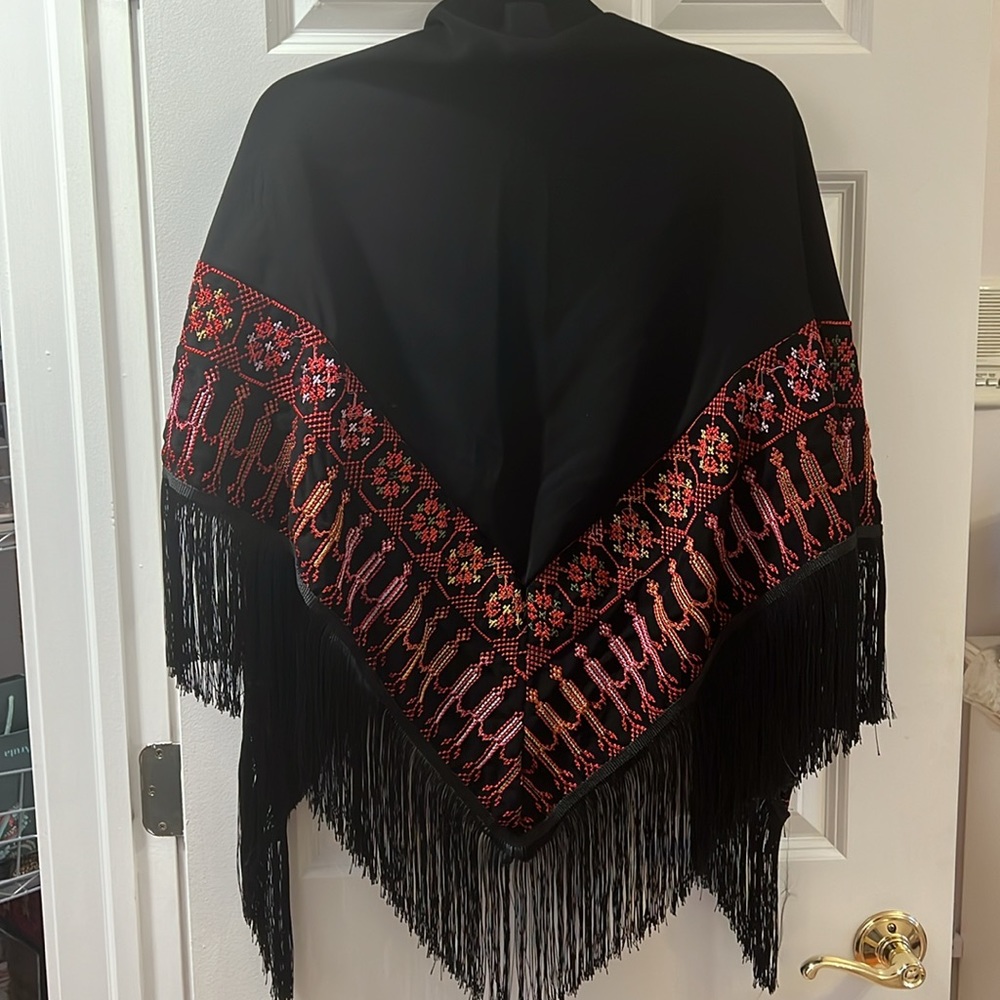 - Hand stitched Palestinian embroidery shawl with fringe - Picture 2 of 4